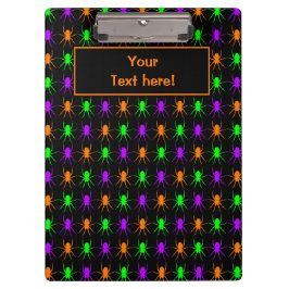 Heldere multi-spiers op zwart klembord