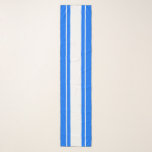 Heldere Nautical Blue White Classy Racing Stripes Sjaal<br><div class="desc">Dit stijlvolle,  sportieve ontwerp kenmerkt een witte centrumstreep met drijvende witte instripes. De buitenste randstrepen zijn fel blauw.</div>