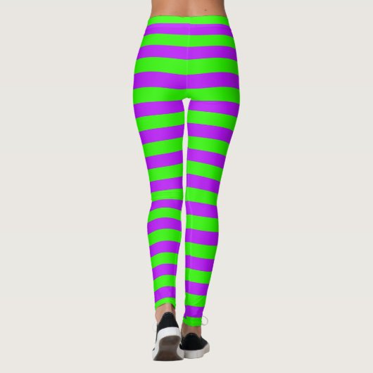 Heldere Neon Paarse en Groene Horizontale Gestreep Leggings (Achterkant)
