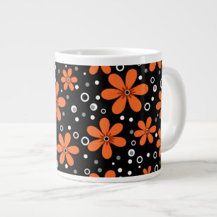 Heldere oranje bloemen op een zwarte achtergrond m grote koffiekop