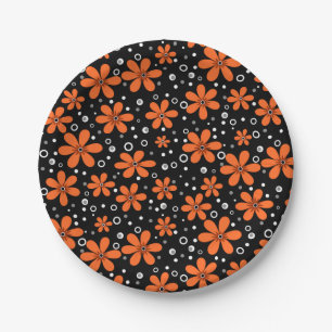Heldere oranje bloemen op een zwarte achtergrond m papieren bordje