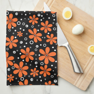 Heldere oranje bloemen op een zwarte achtergrond m theedoek