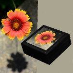 Heldere Oranje Gaillardia Zonnebloem Keepsake Cadeaudoosje<br><div class="desc">Deze houten kookplaat is voorzien van de kleurrijke heldere oranje en gele Gaillardia-zonnebloem of Blanket-bloem. Het is een mooie florale close-up van een zonnige Gaillardia-bloesem die geluk,  vreugde en charme symboliseert. Pas deze prachtige juwelendoos aan met haar naam. Dit afbeelding is een originele botanische foto van JLW_FOTOGRAPHY</div>