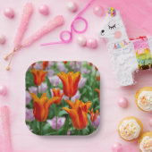 Heldere oranje tulpen in borden van het parkpapier papieren bordje (Feest)