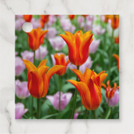 Heldere oranje tulpen in het park bedankjes labels