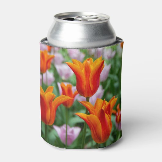Heldere oranje tulpen in het park blikjeskoeler (Blikje Voorkant)