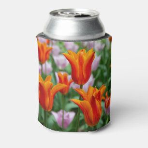 Heldere oranje tulpen in het park blikjeskoeler