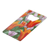 Heldere oranje tulpen in het park creditkaart flessenopener (Achterkant Gekanteld)