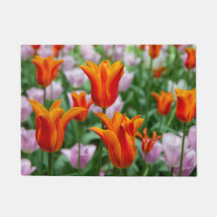 Heldere oranje tulpen in het park deurmat