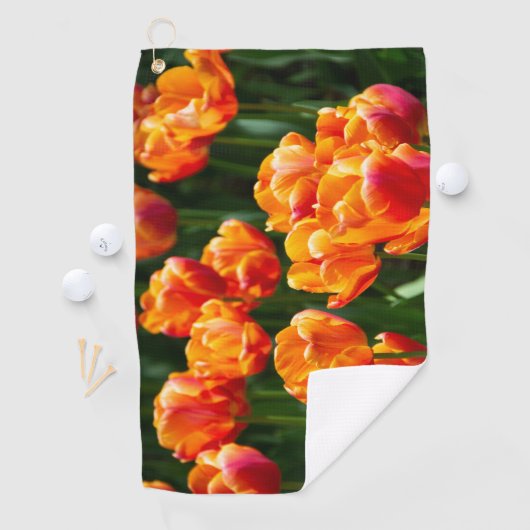 Heldere oranje tulpen in het park golfhanddoek (Insitu)