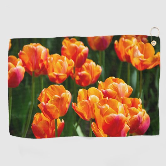 Heldere oranje tulpen in het park golfhanddoek (Horizontaal)