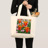 Heldere oranje tulpen in het park grote tote bag (Voorkant (product))