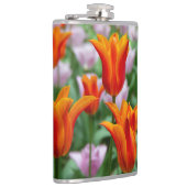 Heldere oranje tulpen in het park heupfles (Rechts)