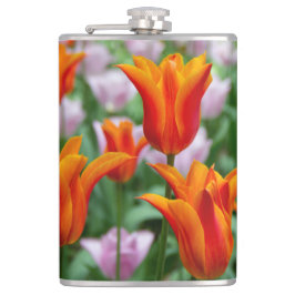 Heldere oranje tulpen in het park heupfles