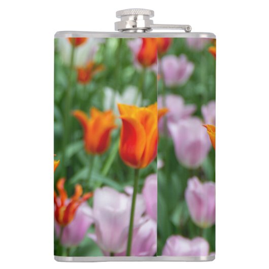 Heldere oranje tulpen in het park heupfles (Achterkant)