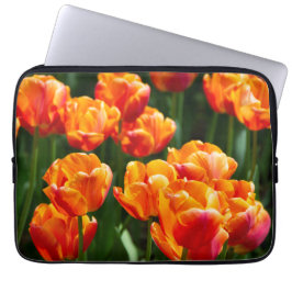 Heldere oranje tulpen in het park laptop sleeve