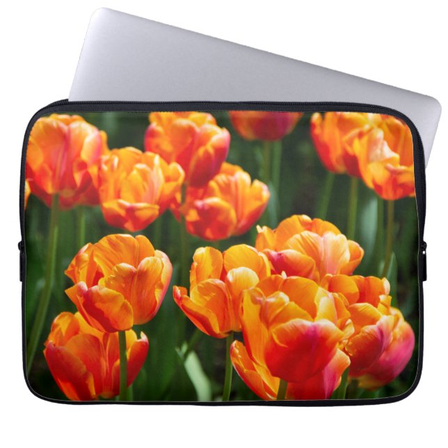Heldere oranje tulpen in het park laptop sleeve (Voorkant)