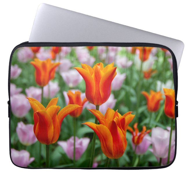 Heldere oranje tulpen in het park laptop sleeve (Voorkant)