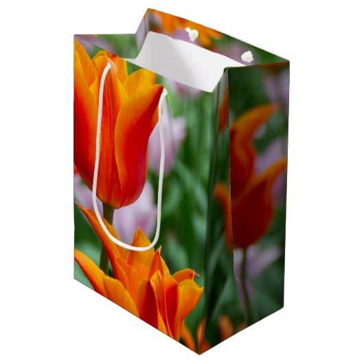 Heldere oranje tulpen in het park medium cadeauzakje (Voorkant Gekanteld)