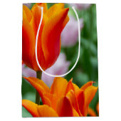 Heldere oranje tulpen in het park medium cadeauzakje (Voorkant)