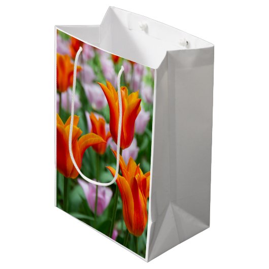 Heldere oranje tulpen in het park medium cadeauzakje (Voorkant Gekanteld)