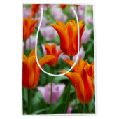 Heldere oranje tulpen in het park medium cadeauzakje (Voorkant)