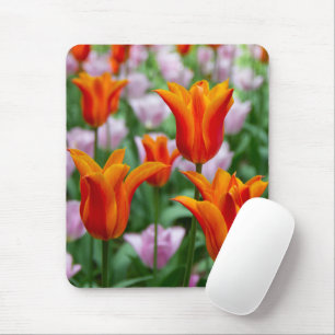 Heldere oranje tulpen in het park muismat