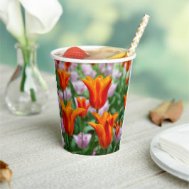 Heldere oranje tulpen in het park papieren bekers