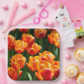 Heldere oranje tulpen in het park papieren bordje (Feest)