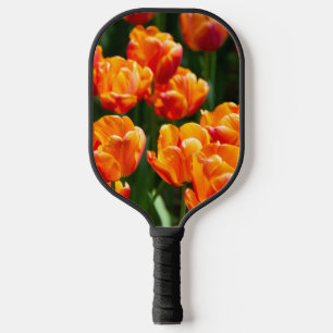 Heldere oranje tulpen in het park pickleball paddle