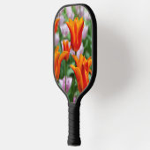 Heldere oranje tulpen in het park pickleball paddle (Links)