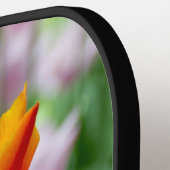 Heldere oranje tulpen in het park pickleball paddle (Links Detail)