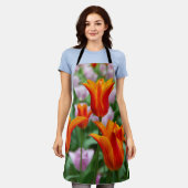 Heldere oranje tulpen in het park schort (Gedragen)