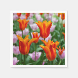 Heldere oranje tulpen in het park servet