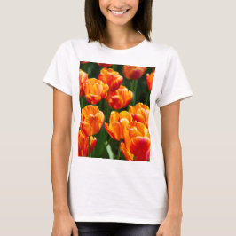 Heldere oranje tulpen in het park t-shirt