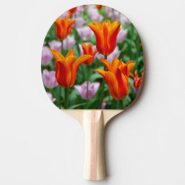 Heldere oranje tulpen in het park tafeltennisbatje