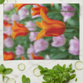 Heldere oranje tulpen in het park theedoek (Gevouwen)