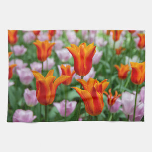 Heldere oranje tulpen in het park theedoek
