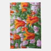 Heldere oranje tulpen in het park theedoek (Verticaal)