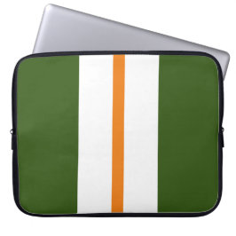 Heldere Oranje witte racestrepen op bosgroen Laptop Sleeve