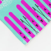 Heldere paarse ski's op blauw deken (Hoek)