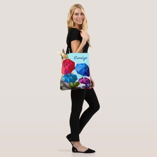 Heldere paraplu's over de straat, jouw naam tote bag (Op model)