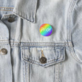 Heldere regenboog en witte PRIDE Pin-on Button (In situ)