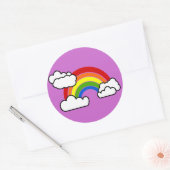 Heldere regenboog met vloeiende witte wolken ronde sticker (Envelop)