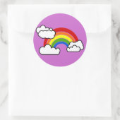 Heldere regenboog met vloeiende witte wolken ronde sticker (Tas)