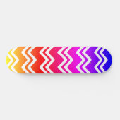 Heldere regenboog met White Zig Zag Line Art Persoonlijk Skateboard (Horizontaal)