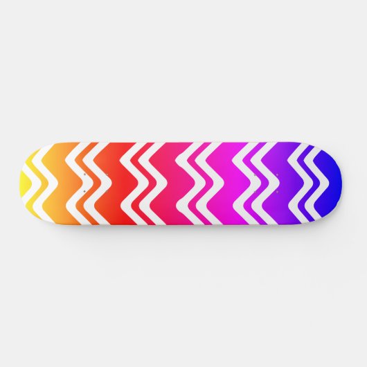 Heldere regenboog met White Zig Zag Line Art Persoonlijk Skateboard (Horizontaal)