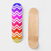 Heldere regenboog met White Zig Zag Line Art Persoonlijk Skateboard (Voorkant)