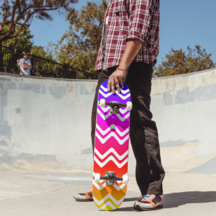 Heldere regenboog met White Zig Zag Line Art Persoonlijk Skateboard
