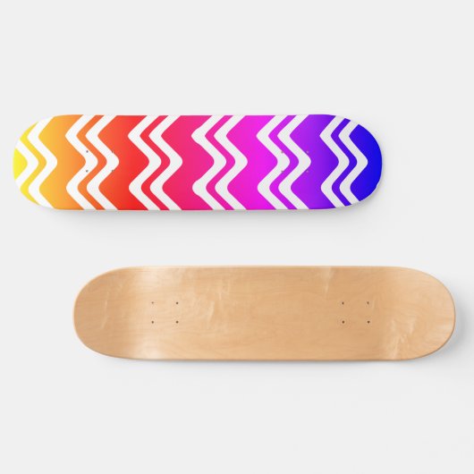 Heldere regenboog met White Zig Zag Line Art Persoonlijk Skateboard (Horizontaal)